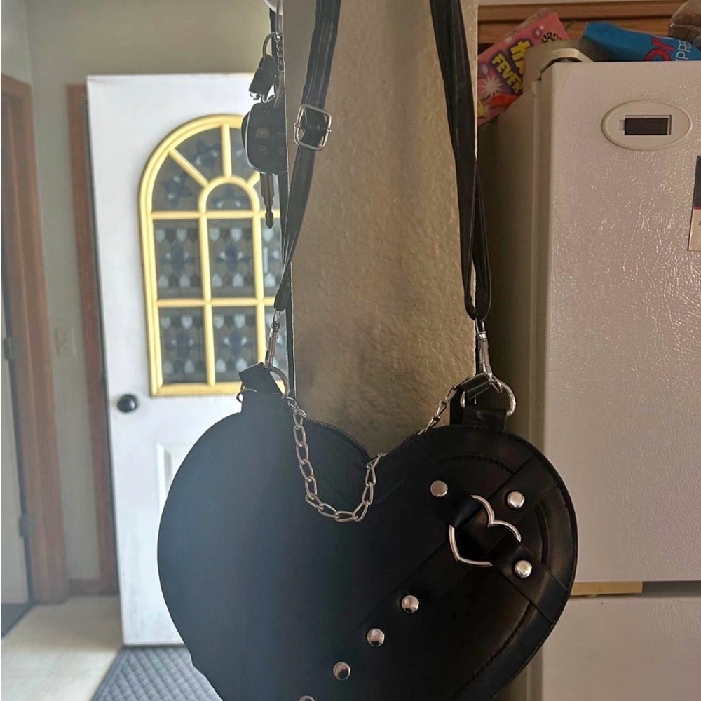 Black Heart-Shaped Crossbody Bag - Women's Fashion